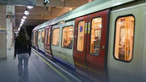 محطة مترو لندن تتيح تبديل الخطوط رغم غيابها عن خريطة النقل الرسمية