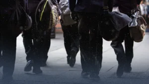 خطة حكومية جديدة في إنجلترا لحماية المدارس من جرائم السكاكين باستخدام تقنيات التتبع