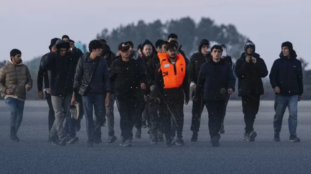 عريضة يمينية لترحيل المهاجرين تتجاوز 720 ألف توقيع.. وحقوقيون يحذرون