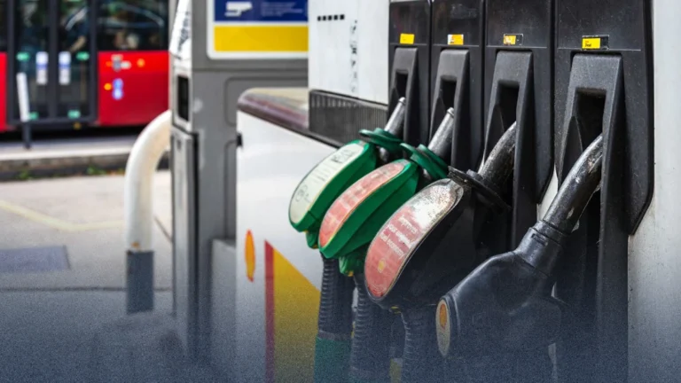هل تبدأ أسعار البنزين والديزل بالانخفاض في بريطانيا؟ خبراء يوضحون