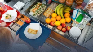 بعد حظر المقليات.. إليك المنيو الصحي الجديد لطلاب المدارس في بريطانيا