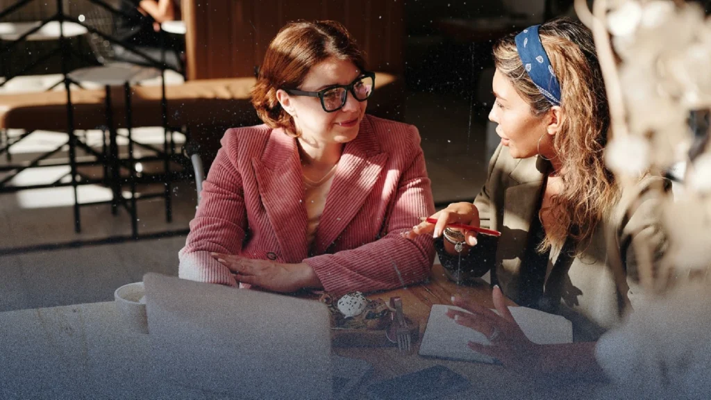 دراسة حديثة: لماذا نستمتع بالأحاديث الجانبية "المملة" أكثر مما نتوقع؟