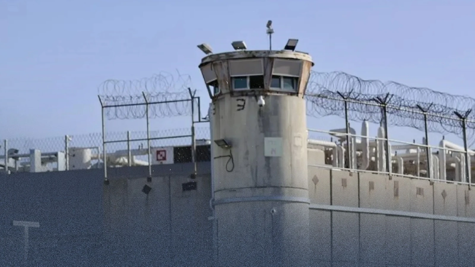 موقع بريطاني يوثق تفاصيل مرعبة للتعذيب والاغتصاب داخل السجون الإسرائيلية