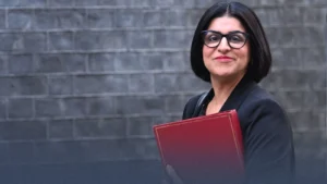 بألفاظ نابية.. شابانا محمود تهاجم منتقدي سياساتها المتشددة تجاه اللاجئين