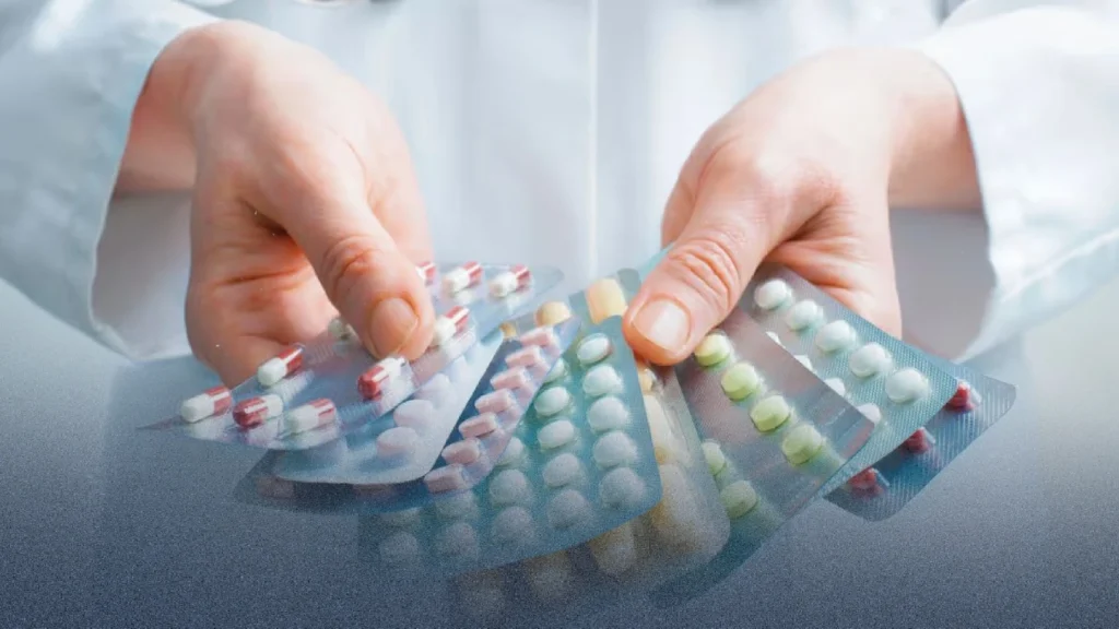 دليلك الشامل: من المؤهل للحصول على إعفاء من تكاليف الدواء من هيئة الصحة NHS؟