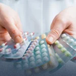 دليلك الشامل: من المؤهل للحصول على إعفاء من تكاليف الدواء من هيئة الصحة NHS؟