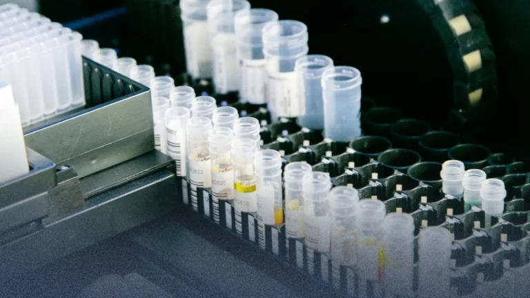 تحقيق: كيف وصلت بيانات نصف مليون مريض بريطاني إلى الأسواق الرقمية في الصين؟