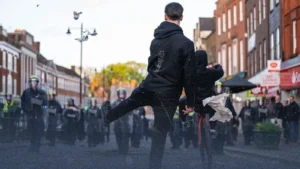 جريمة لم تحدث: كيف أشعل "تضليل السوشيال ميديا" موجة غضب ضد المهاجرين في إبسوم؟