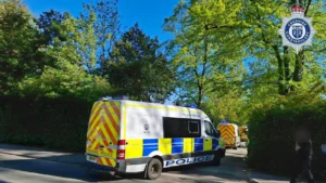 مداهمة مقر جماعة "أحمدية السلام والنور" في بريطانيا بتهم العبودية والانتهاكات الجنسية