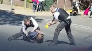 أربع كلمات صرخت بها الشرطة قبل إسقاط المشتبه به في جريمة طعن "جولدرز جرين"