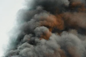 اندلاع حريق ضخم في منطقة صناعية بمانشستر والتحقيق جارٍ في ملابساته