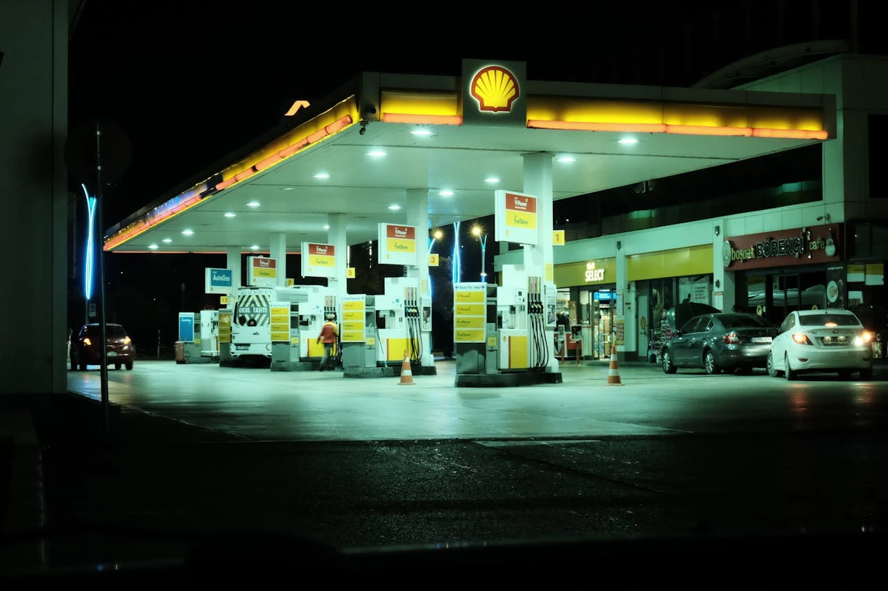 هل تبدأ أسعار البنزين والديزل بالانخفاض في بريطانيا؟ خبراء يوضحون