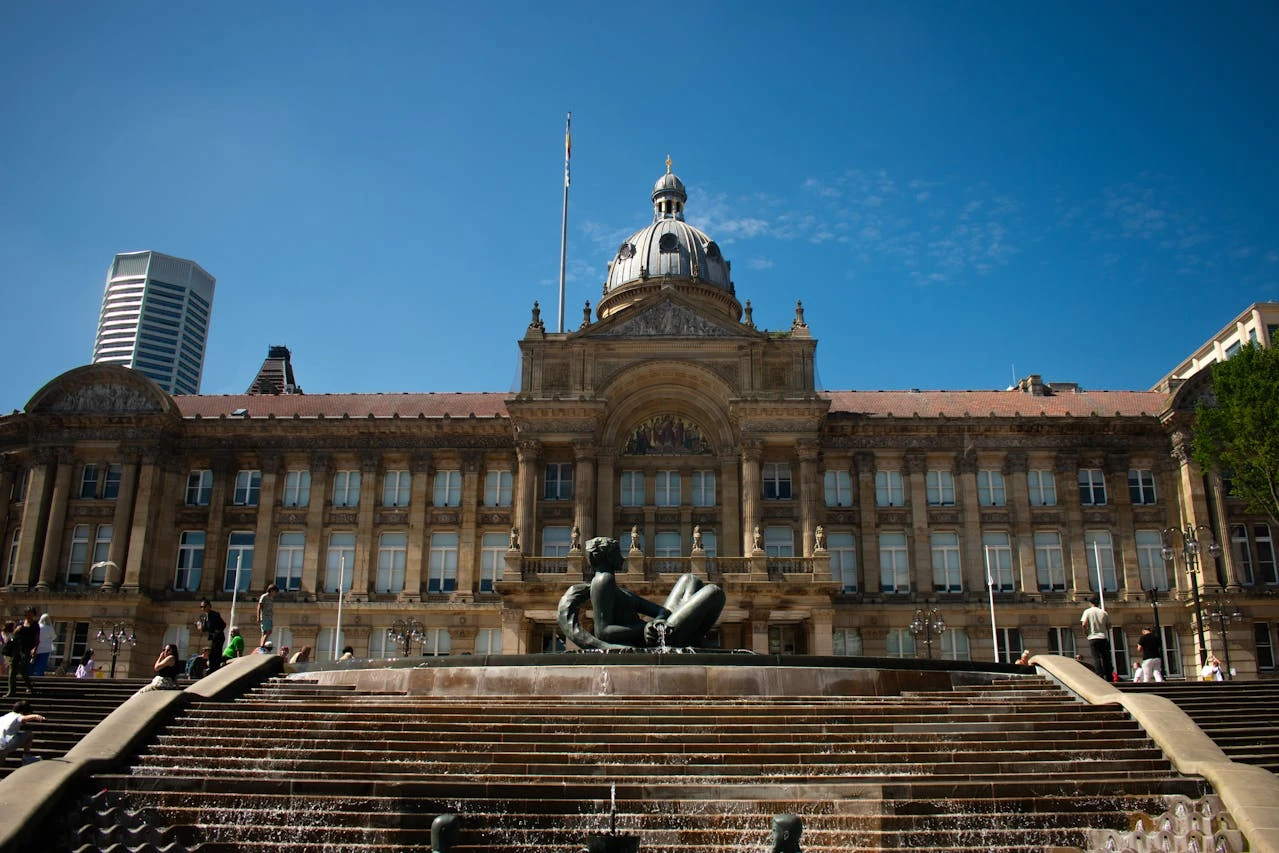 "يونيسون" أكبر النقابات العمالية …تستهدف شابانا محمود في دائرتها الانتخابية دفاعا عن المهاجرين