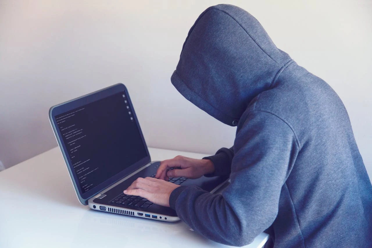 الشرطة البريطانية تكشف: كيف يستغل المجرمون الذكاء الاصطناعي في استهداف الأطفال؟