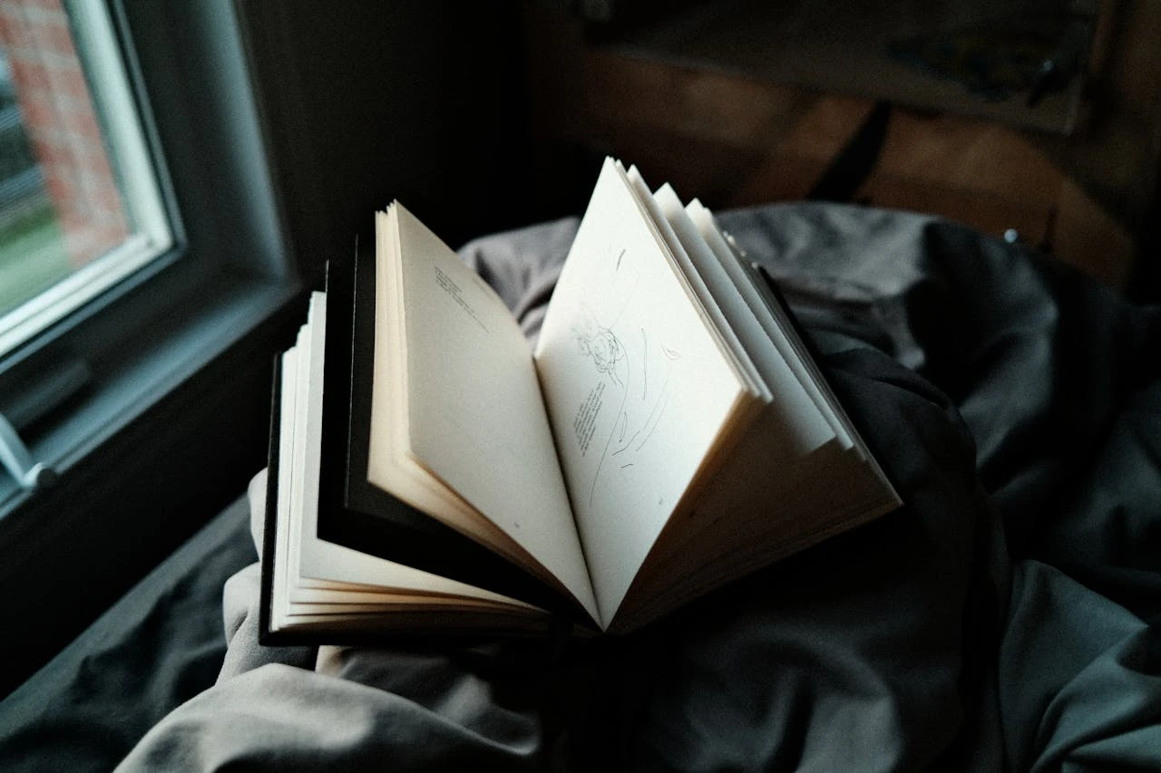 أسرة مكدسة في "غرفة واحدة" لسنوات: تفاصيل صادمة عن ظروف سكن طالبي اللجوء في بريطانيا