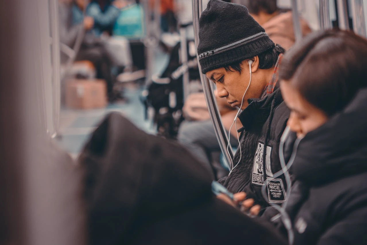 دراسة حديثة: لماذا نستمتع بالأحاديث الجانبية "المملة" أكثر مما نتوقع؟