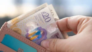 دليل التغييرات المالية في بريطانيا خلال أبريل 2026: كيف ستتأثر ميزانيتك؟