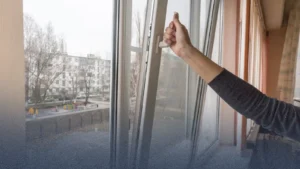القطاع الصحي NHS ينصح الأسر بإغلاق النوافذ لهذا السبب