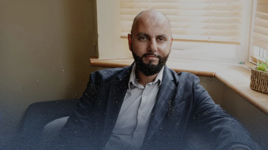 محام دافع عن حماس أمام القضاء يتهم الشرطة البريطانية بتصنيفه زورًا كعضو في الحركة