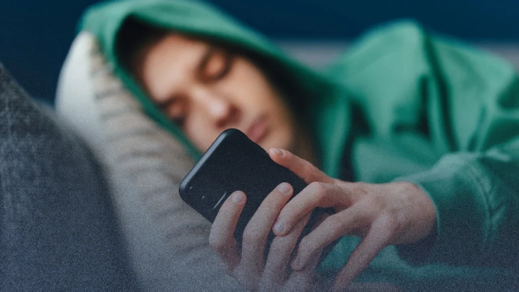 خبراء يحذرون: وسائل التواصل الاجتماعي تدفع شباب بريطانيا خارج سوق العمل