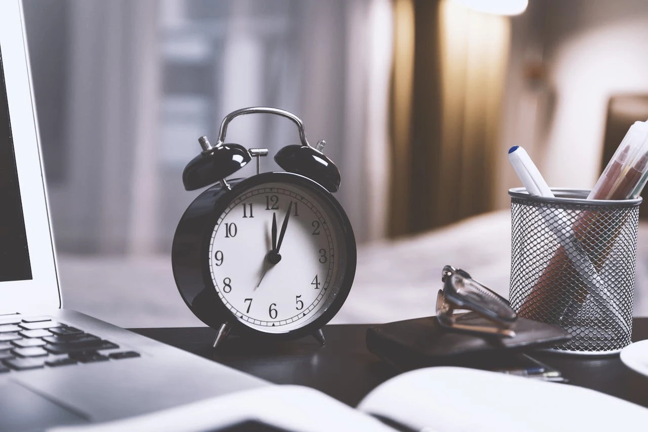 خبراء يطالبون بتقليص أيام العمل في بريطانيا إلى أربعة أيام