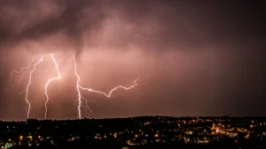 هيئة الأرصاد تحذر من صواعق وسيول تضرب أجزاءً من وسط وجنوب إنجلترا وويلز