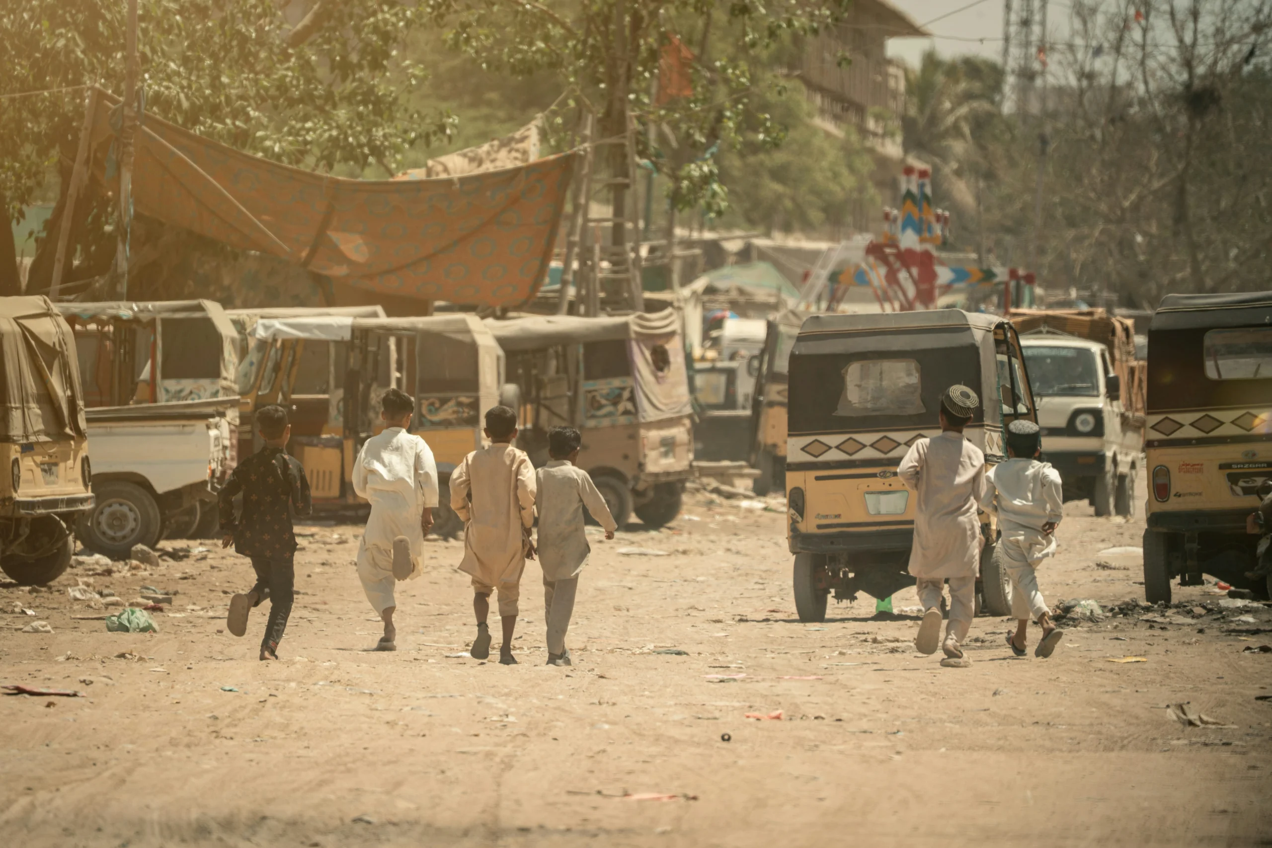 "عوقبت لأنني من السودان".. قصص مؤلمة لطلاب حُرِموا من حلم الدراسة في بريطانيا