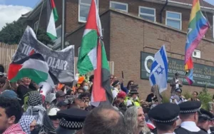 بالصور والوثائق: كيف تحول كنيس في لندن إلى سوق لبيع الأراضي الفلسطينية المحتلة؟