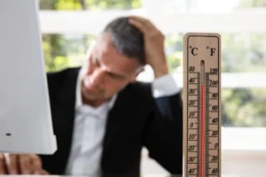 ما ​حقوقك القانونية في بريطانيا عند ارتفاع درجات الحرارة في مكان العمل؟