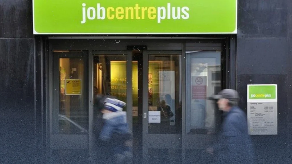 أهم 12 نقطة يجب أن تعرفها عن الـ Job Centre (مركز التوظيف) في بريطانيا