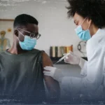 بريطانيا تطلق حملة تطعيم عاجلة لطلاب الجامعات ضد وباء محتمل في صيف 2026