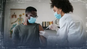 بريطانيا تطلق حملة تطعيم عاجلة لطلاب الجامعات ضد وباء محتمل في صيف 2026
