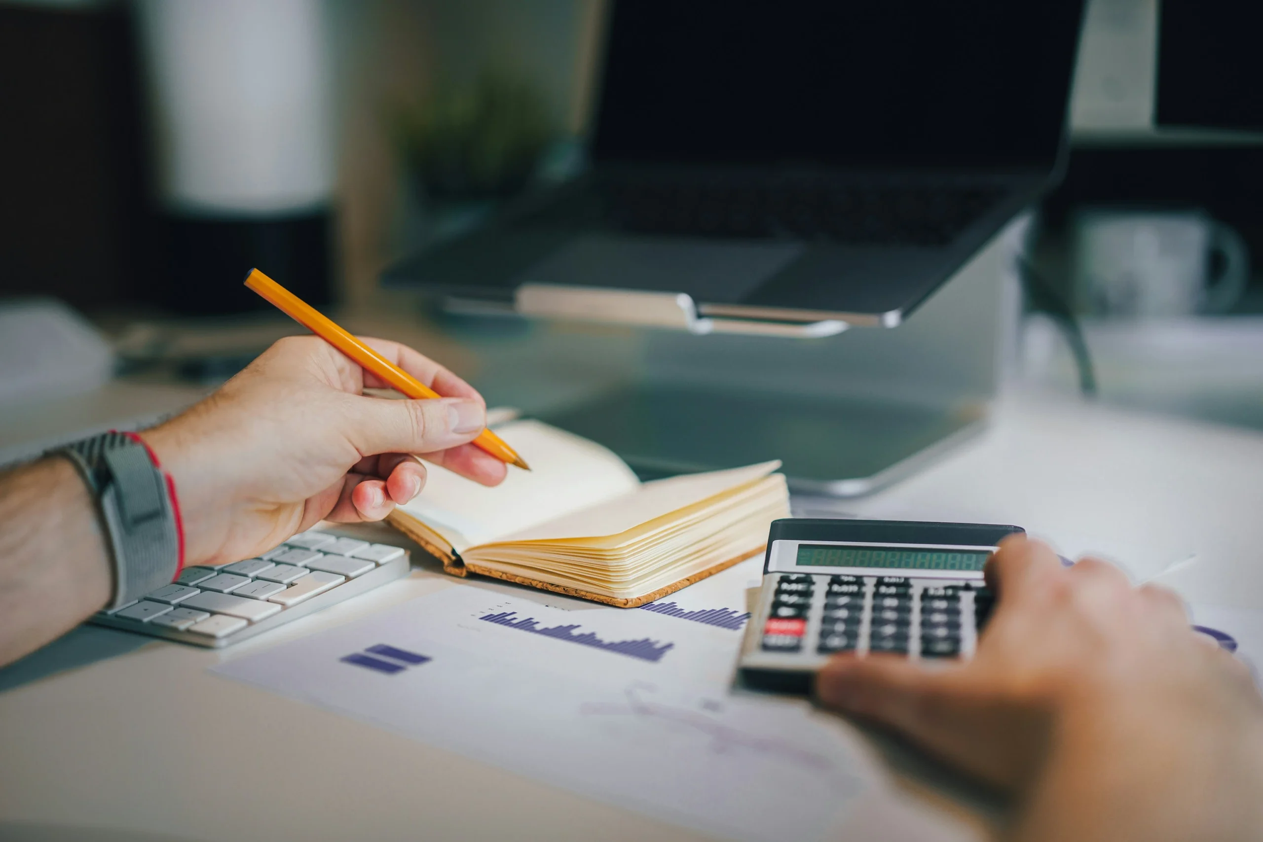 بتمويل بريطاني ضخم.. الشرطة الفرنسية تُمنح صلاحية استخدام خراطيم المياه ضد طالبي اللجوء