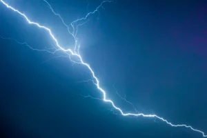 من العواصف إلى الـ 40 درجة.. طقس بريطانيا يثير القلق والارتباك