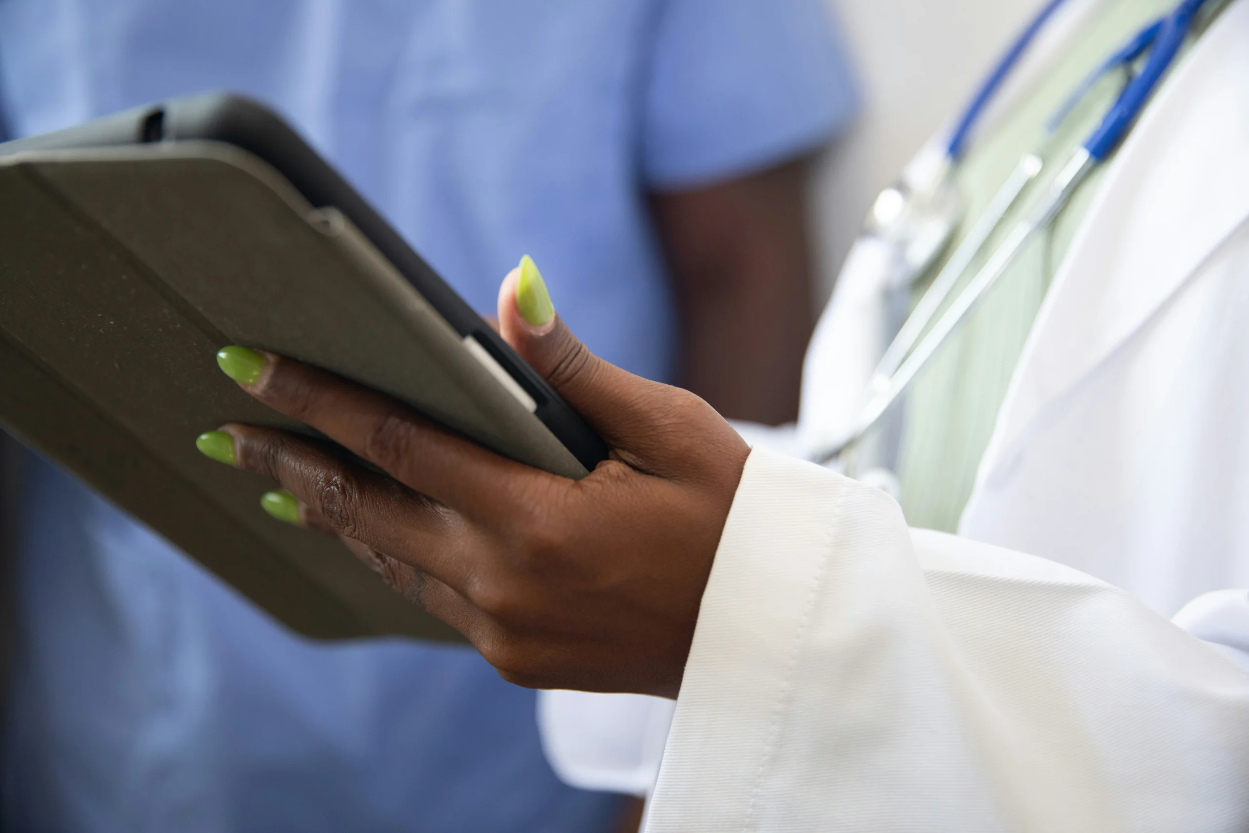 دليلك الشامل: كيف تسجل في نظام الرعاية الصحية البريطاني (NHS)