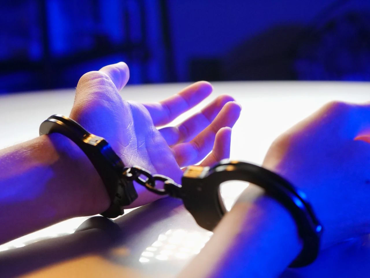اعتقال بريطاني متهم بقتل امرأة وإخفاء جثتها في حقيبة سفر