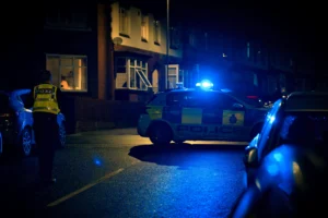 حادثة طعن بلفاست: كيف أشعلت السوشيال ميديا ومنصات اليمين فتيل الأزمة؟