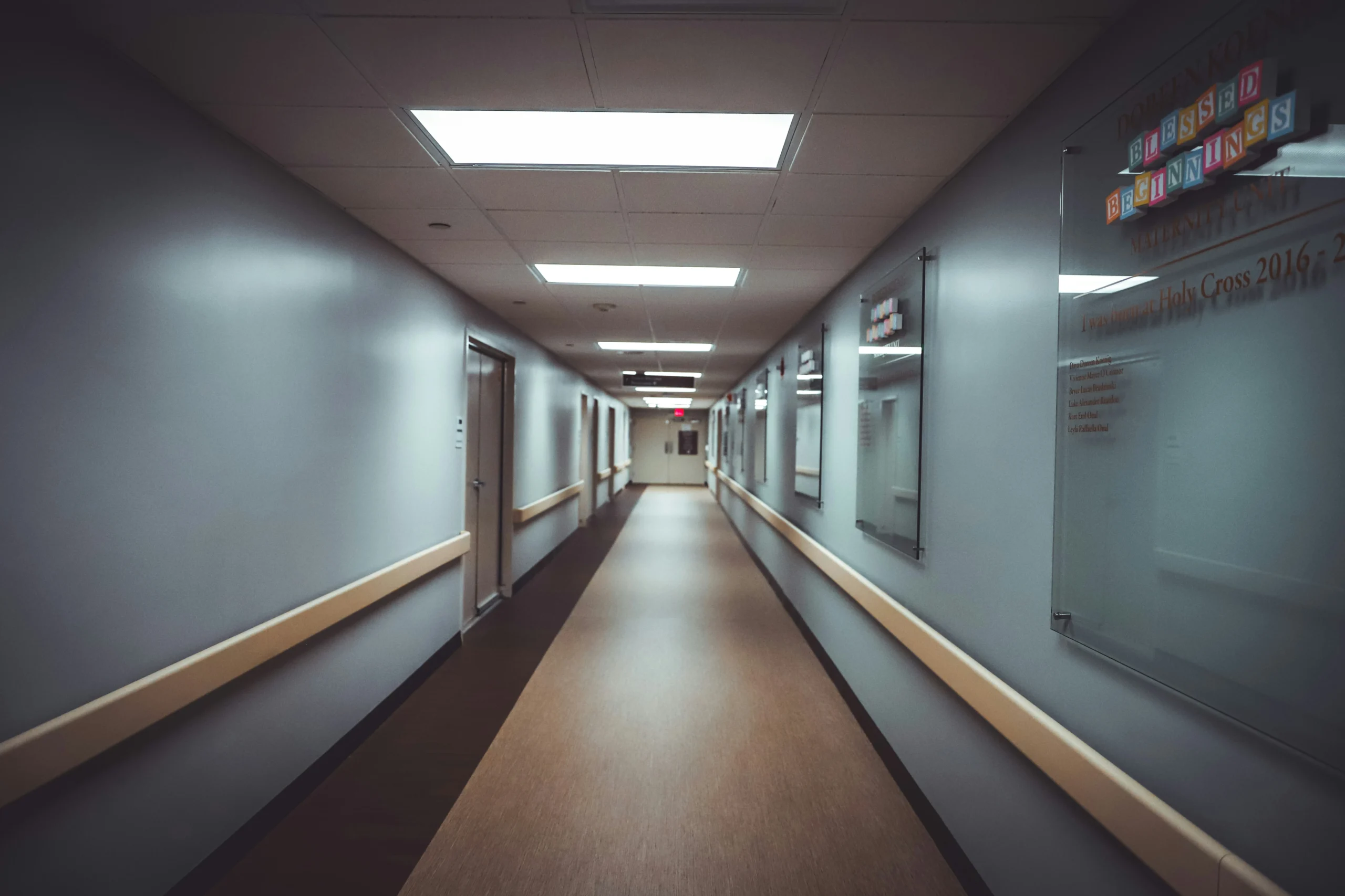 نحو 3 آلاف مريض يوميًا يتلقون العلاج في ممرات مستشفيات هيئة الصحة NHS