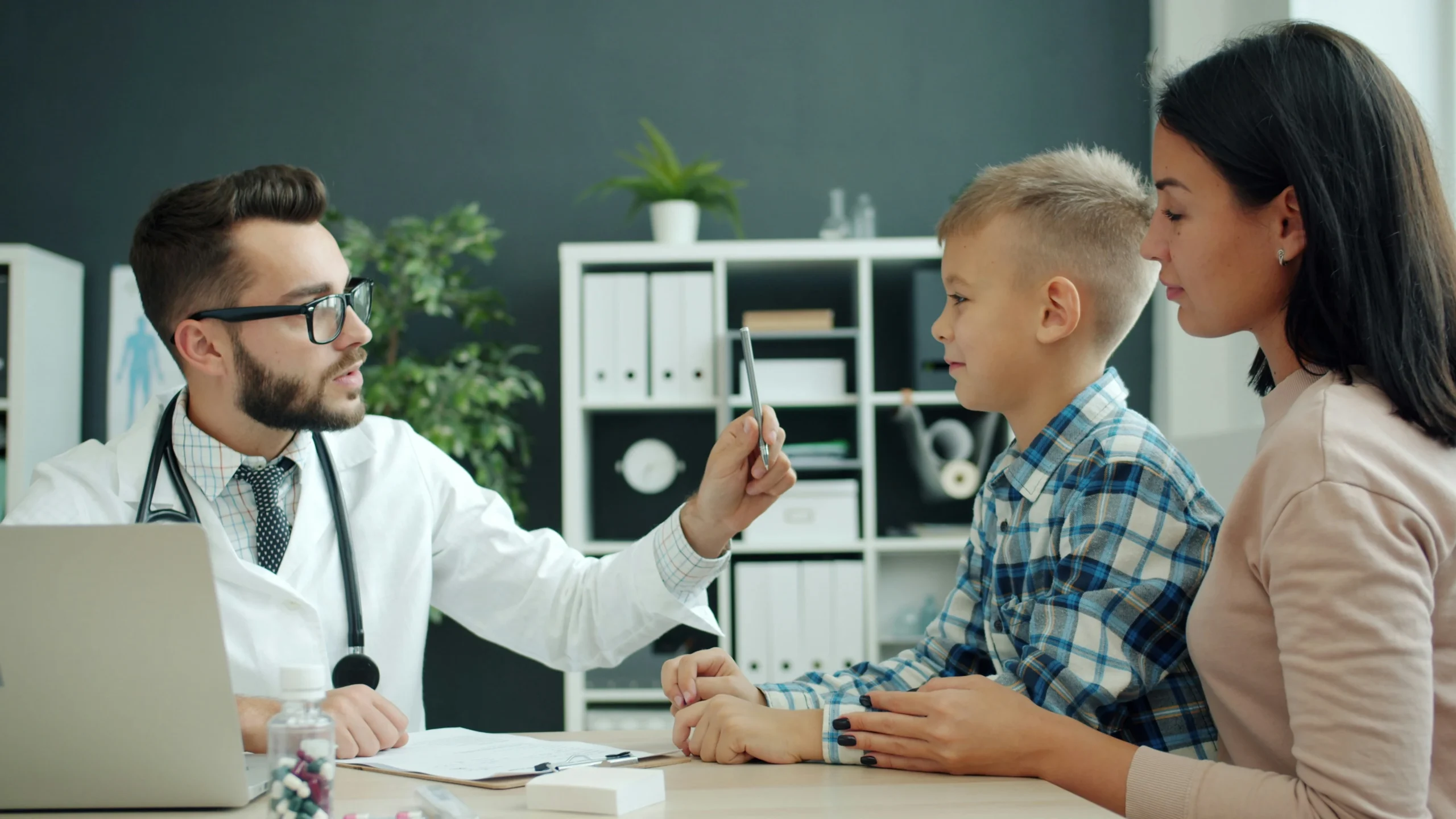 دليلك الشامل: كيف تسجل في نظام الرعاية الصحية البريطاني (NHS)
