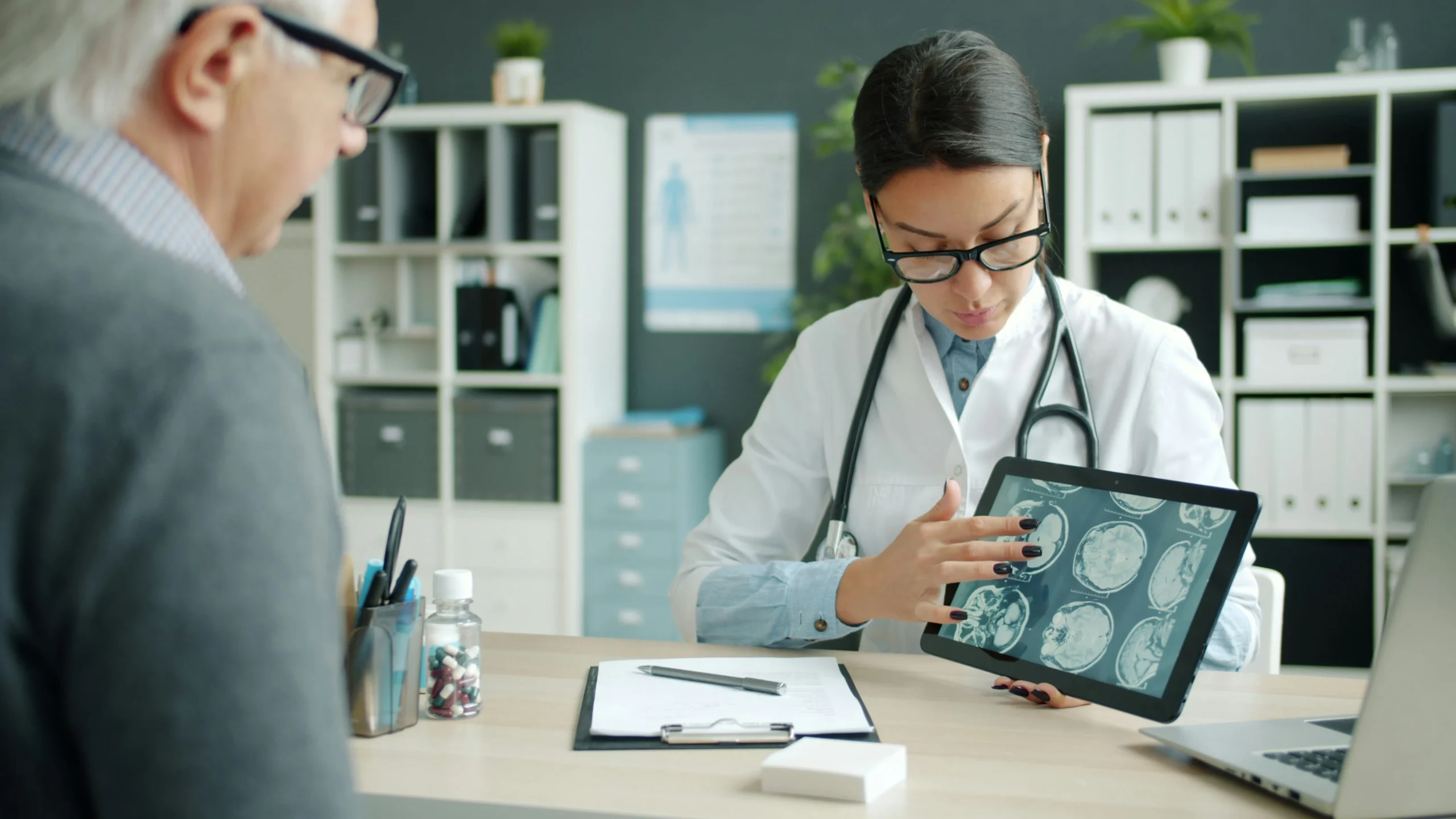 دليلك الشامل: كيف تسجل في نظام الرعاية الصحية البريطاني (NHS)