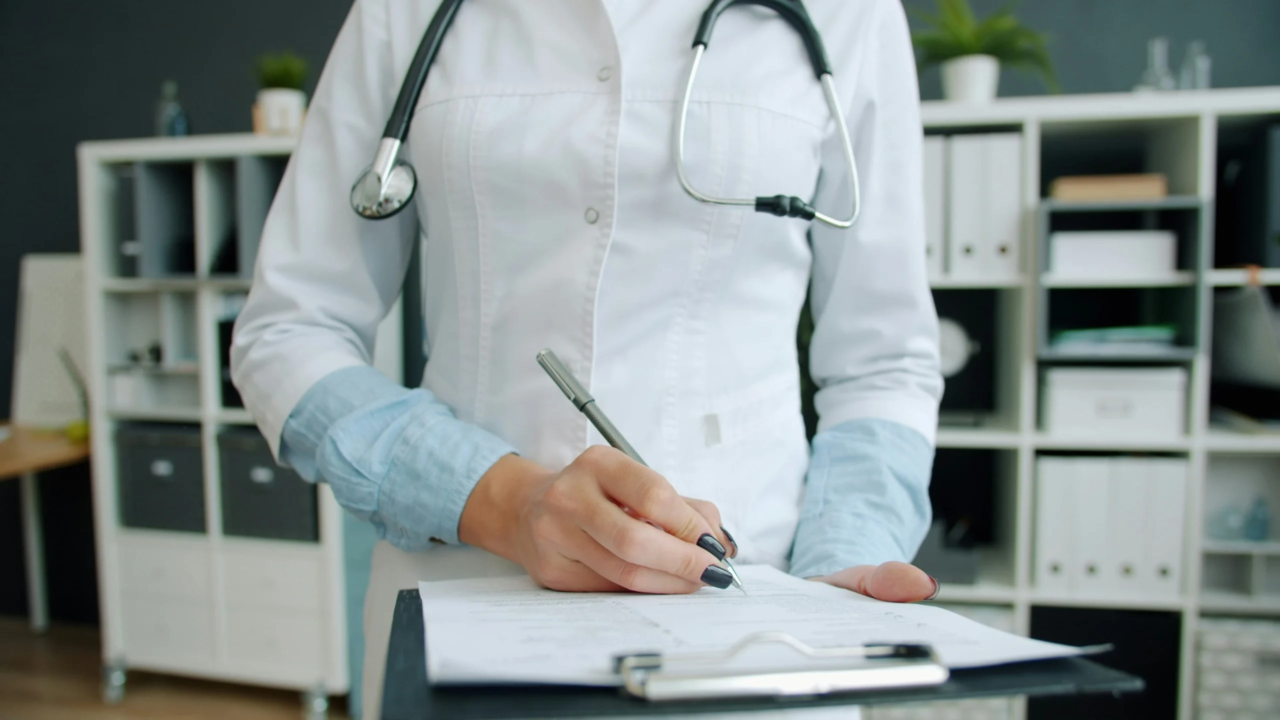 دليلك الشامل: كيف تسجل في نظام الرعاية الصحية البريطاني (NHS)