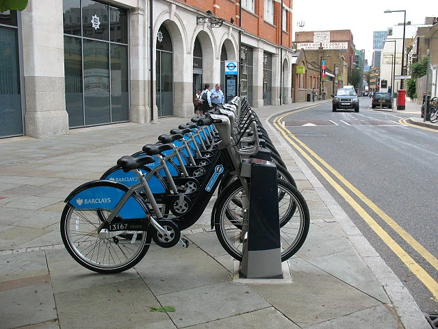 ​كيف تستمتع بجولة دراجات مجانية في شوارع لندن؟ London cycle hire docking station - Union Street ويكيميديا-Stephen Craven