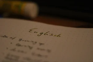 دليلك الشامل لتعلم اللغة الإنجليزية مجاناً: أفضل المصادر للمقيمين في بريطانيا