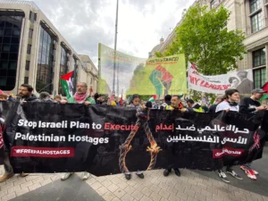حملة "الأشرطة الحمراء" تضغط لاستئناف زيارات الصليب الأحمر للأسرى الفلسطينيين