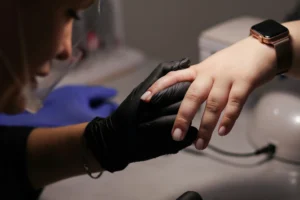 كل ما تحتاج إلى معرفته عن جل الأظافر الذي سيتم منعه في بريطانيا