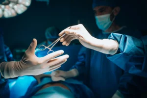 جرّاح في NHS يفوز بدعوى فصل تعسفي بعد انتقاله إلى أبوظبي براتب ربع مليون باوند سنويًا