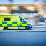 دليلك الشامل لخدمات الطوارئ في بريطانيا: متى تتصل بـ 999 أو 111؟
