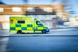 دليلك الشامل لخدمات الطوارئ في بريطانيا: متى تتصل بـ 999 أو 111؟