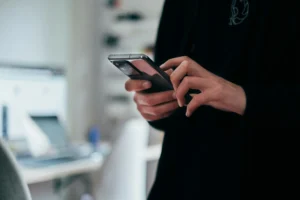 قد تدفع رسوم تجوال دون أن تغادر بريطانيا