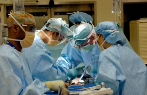 نقص أطباء التخدير في "NHS" يحرم 1.5 مليون مريض من العمليات سنويًا